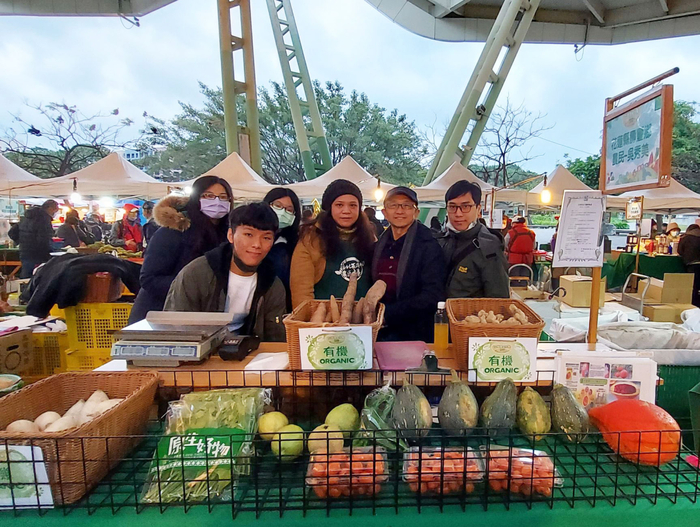 同學獲獎後到圓山假日市集向畢英書夫妻致意，感謝其支持與協助。圖片