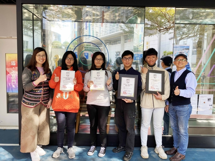 獲獎團隊與文創系師長祥合影。圖片