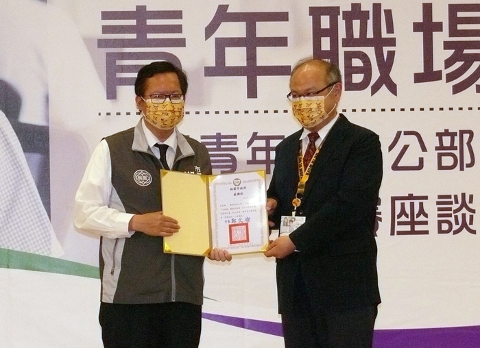 桃園市長鄭文燦頒發感謝狀，肯定龍華科大鼓勵學子參加青年暑期職場實習。