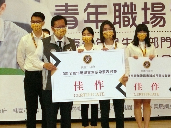 龍華科大巫翊僑在實習成果競賽獲得佳作。