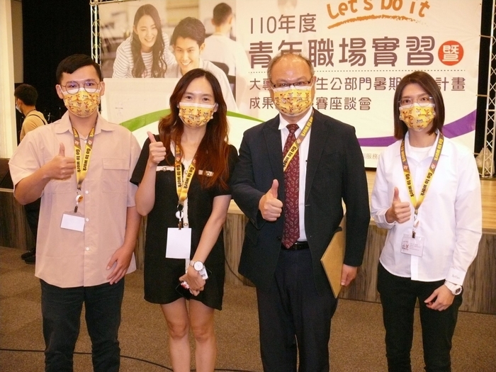 龍華學子在職場實習表現優異，獲企業高度讚賞。