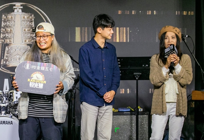 董家銓感謝原住民電視台恩樂製作人(右1)的指導與栽培。圖片