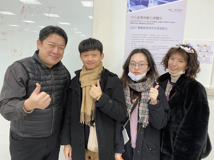 龍華科大校友董家銓日前回母校感謝恩師陳志銘老師(左)，並給學弟妹鼓勵。圖片