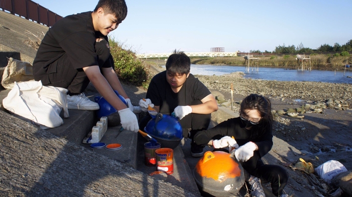 「海上精靈」彩繪廢棄浮球，並畫上鰻魚苗般的眼睛，來點綴海岸景色。圖片