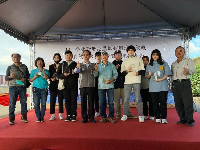 獲獎團隊與桃園市環保局長呂理德合影。圖片