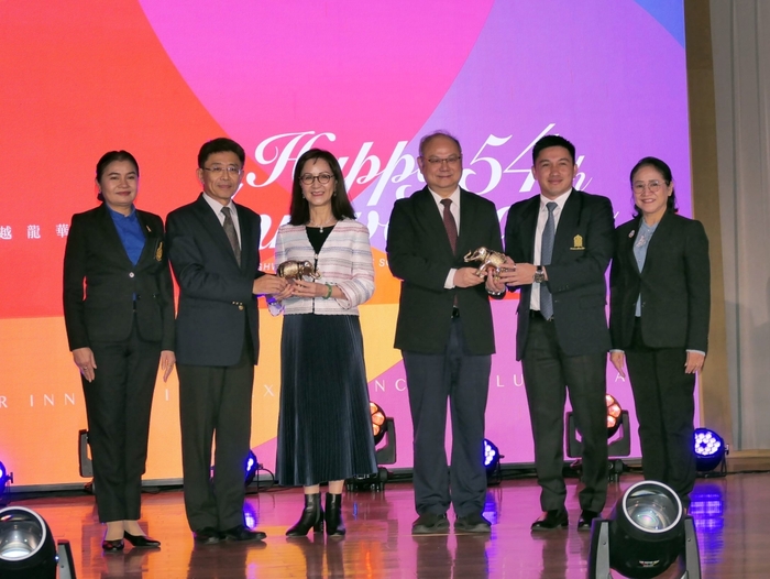 泰國友校致贈龍華科大校慶紀念品。