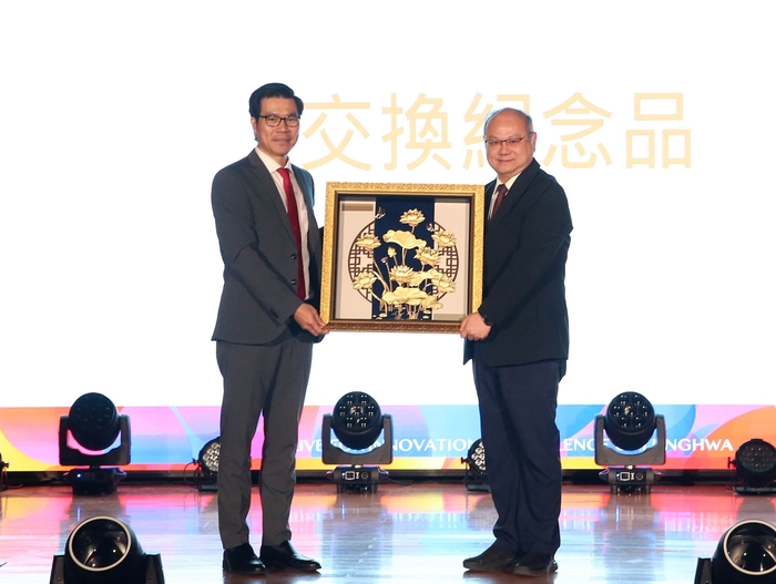 越南孫德勝大學校長致贈學校紀念品。