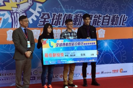 圖為龍華科大學生團隊,以「基於EtherCAT之雙目立體視覺可移動式六自由度仿人機械手臂」,獲得最佳創投獎。
