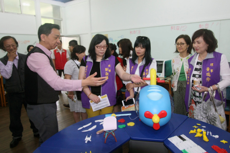 北市高職學生家長代表一行參觀龍華科大3D建模列印教室，對學生的創意成品興味盎然。