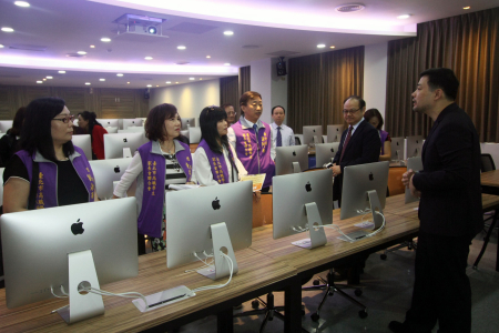 北市高職學生家長參觀龍華科大斥資千萬打造Mac多媒體實驗室，對新穎專業的教學設備頻頻說讚。