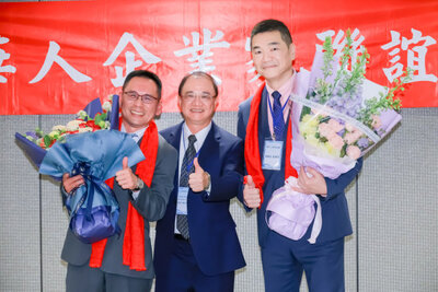 校友總會理事長周興國（中）與龍華人企業家聯誼會會長張世睿(左)、副會長張鎮在(右)合影，展現校友組織緊密連結。