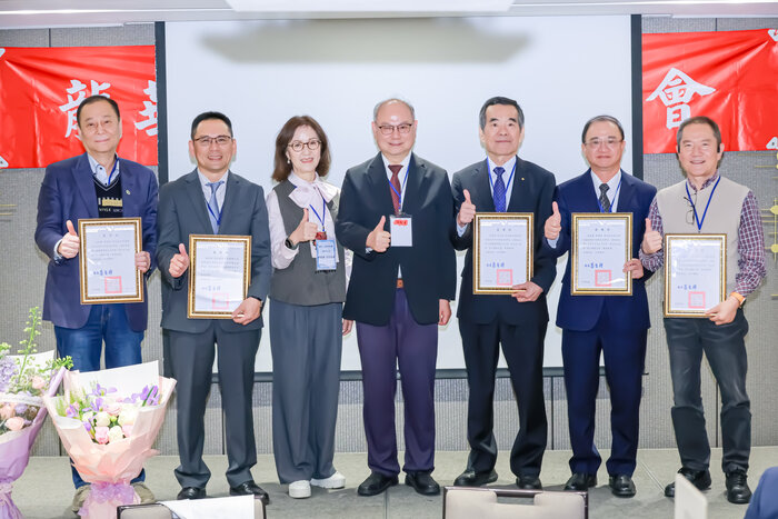 龍華科大校長葛自祥代表學校致贈助學金感謝狀，感謝企業校友無私回饋母校，讓學弟妹感受滿滿支持與溫暖。