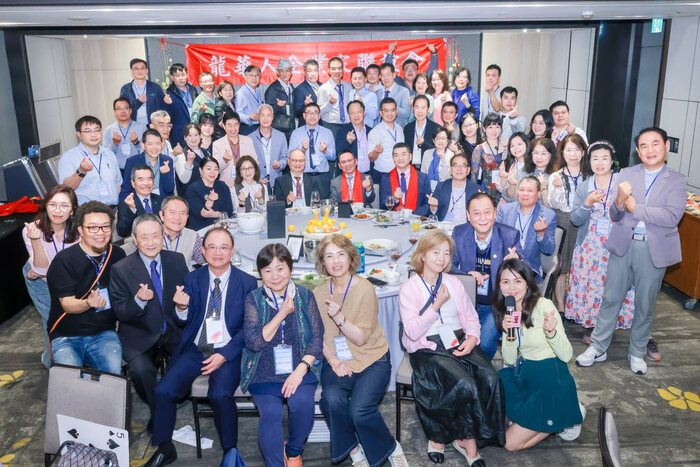 龍華人企業家聯誼會串聯校友情誼與產學資源，展現校友組織間強大凝聚力。