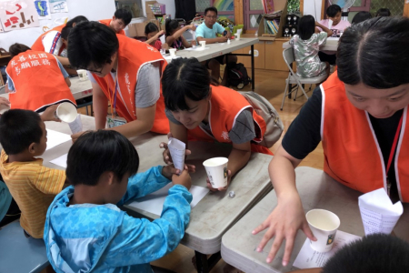 龍華科大原民學生志工團，前往屏東牡丹鄉東源村返鄉服務，與部落孩童們一同製作鹽瓶彩繪，孩童們開心不已。