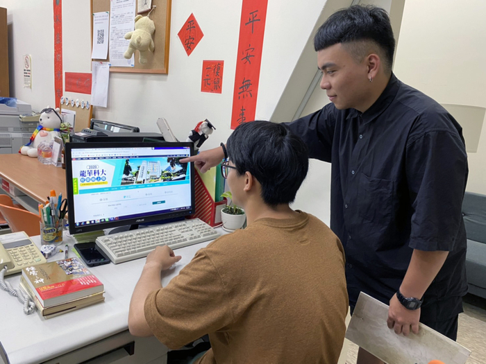 龍華科大舉辦線上校園徵才博覽會，學生進入徵才專區瞭解產業現況並尋覓適合職缺。