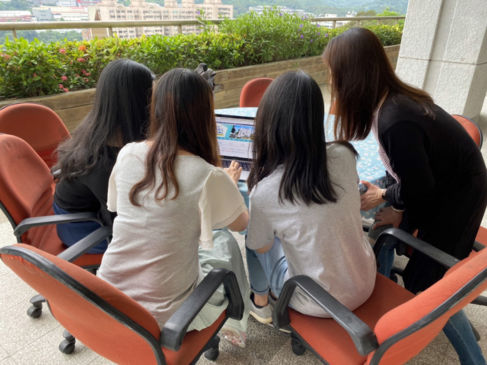 龍華線上校園徵才博覽會，學生踴躍上網參與，相互討論與學習，把握就業良機。