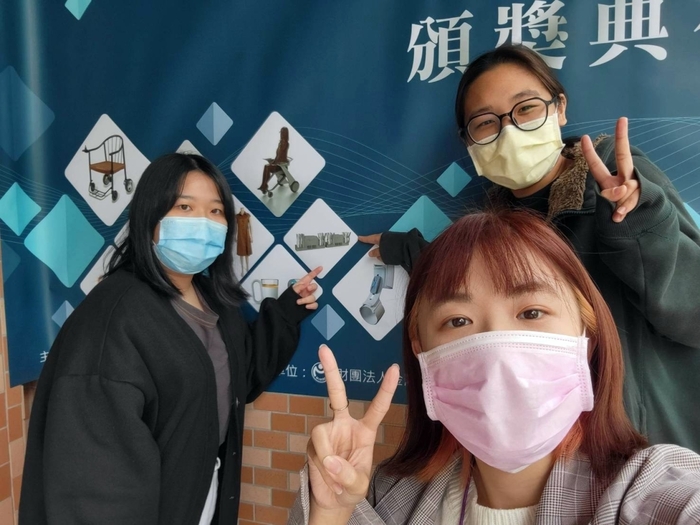 龍華科大文創系學生朱容璉、陳詠詒與劉嘉玟,以使用者為中心,發想出「智能點夾」作品。