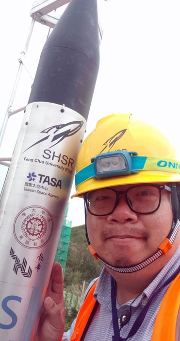 印有龍華校徽的火箭冉冉升空。