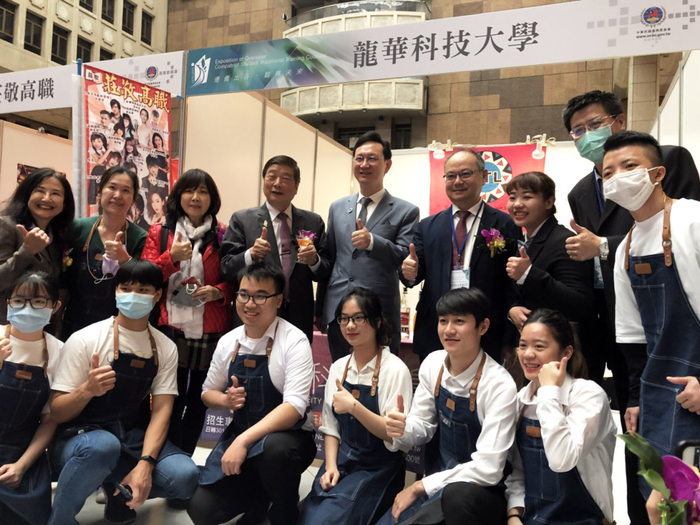 僑委會童委員長一行與龍華師生合影。