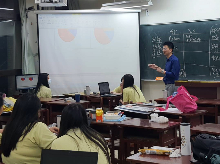 觀休系羅印呈老師赴金甌女中，入班進行專題指導，學子積極發問。