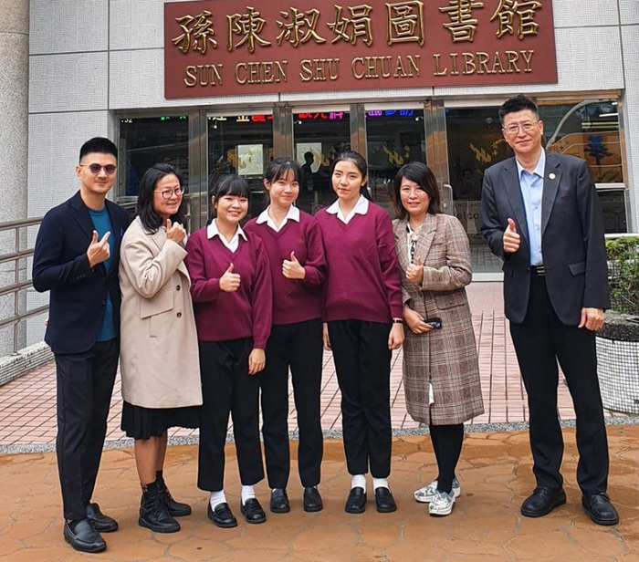 金甌女中觀光事業科獲獎學子由師長陪同參觀龍華科大，瞭解大學相關科系學習與實作特色。