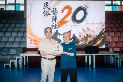 龍華科技大學學務長王延年與宋江陣何國昭師傅合影留念。