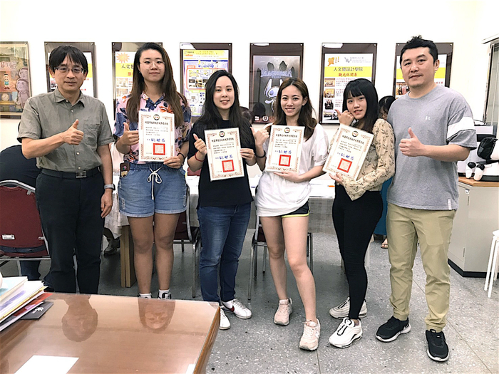 「稅創藝」租稅短片競賽，龍華科大文創系學生團隊作品《世在哈囉》榮獲第三名。圖片