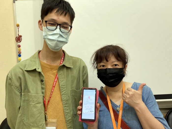 團隊成員黃名語和指導老師劉靜莉合影。
