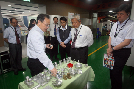 桃市教育局長高安邦，參觀龍華科大五軸加工實驗室。