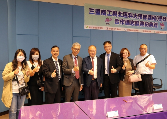龍華科大攜手三重商工，開設「足型智慧機器人」實作課程培育人才。