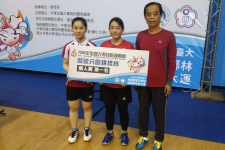 圖為龍華科大許慈玲(左)、陳品頻，榮獲106年全大運北區錦標賽女雙冠軍，賽後開心與指導教練陳國肇合影。