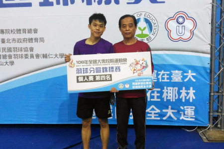 圖為龍華科大陳韋銘(左)，獲全大運羽球北區男單第四，賽後與指導教練陳國肇合影。