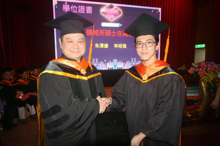 龍華科大107級畢業典禮，葛自祥校長頒發畢業生學位證書。