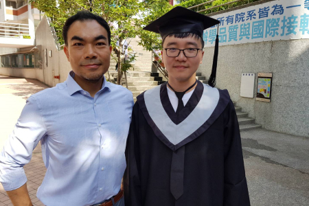 財金系吉天一，是龍華科大首位獲雙學位證書的大陸學位生，國際長連維志特別恭喜他。