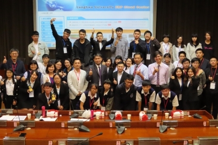 2018第五屆頂尖盃全國企業資源規劃系統實作技能人才競賽，全體選手與指導老師、評審合影。