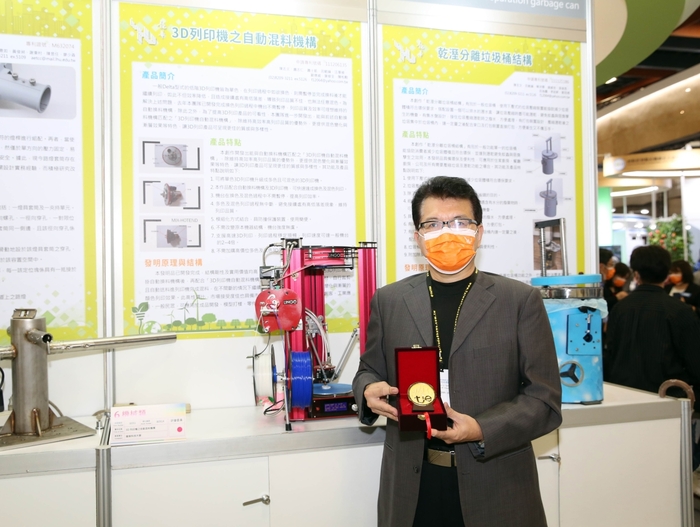 龍華科大機械系陳志文師生團隊,以作品「3D列印機自動混料機構」榮獲金牌。