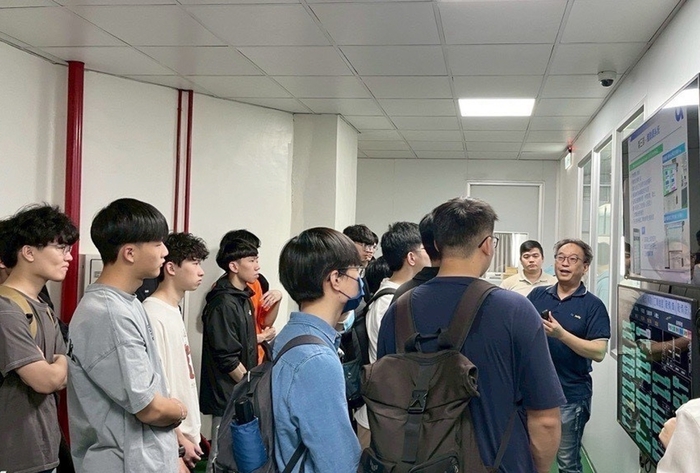 勞動部桃竹苗分署攜手龍華科大，青年參訪職場瞭解產業樣貌及職場環境。