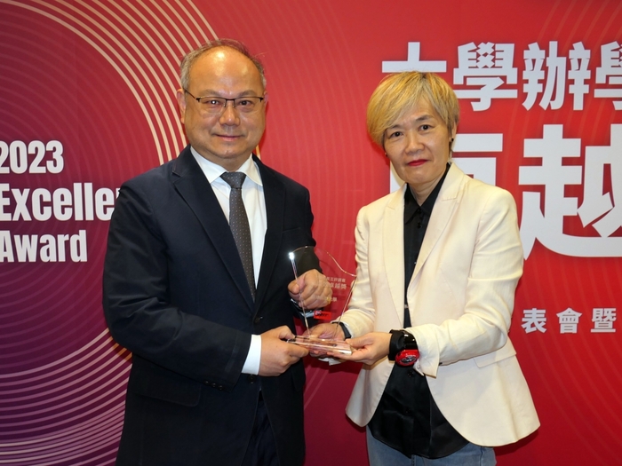 大學辦學績效成長調查，龍華科大今年排名第2，僅次成功大學，天下雜誌董事長吳迎春(右)頒獎予葛自祥校長。