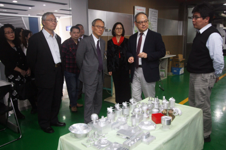僑委會官員參觀龍華科大五軸加工實驗室，見證豐沛的產學研發能量。
