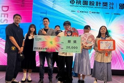龍華科大互動科技與多媒體技優專班學生林國銓以《桃園之旅,入園桃寶》榮獲銀獎,與業界專家王德明總監、指導老師洪睿杰及賴柔羽、孫彥驊、黃照心、吳兆敏共同合影。(由左至右)