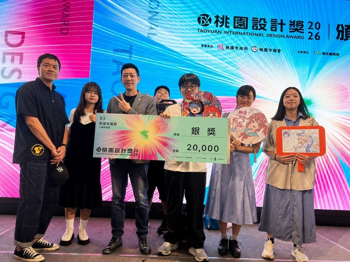 龍華科大互動科技與多媒體技優專班學生林國銓以《桃園之旅，入園桃寶》榮獲銀獎，與業界專家王德明總監、指導老師洪睿杰及賴柔羽、孫彥驊、黃照心、吳兆敏共同合影。（由左至右）