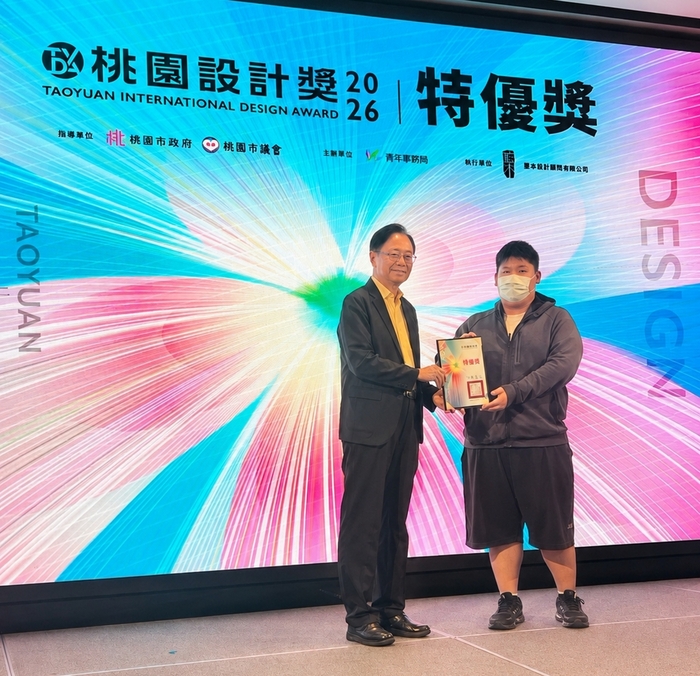 桃園市長張善政親自頒獎給龍華科大互動科技與多媒體技優專班學生孫彥驊，榮獲特優獎。