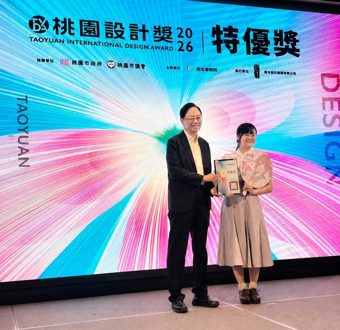 桃園市長張善政頒發特優獎予龍華科大互動科技與多媒體技優專班學生黃照心。