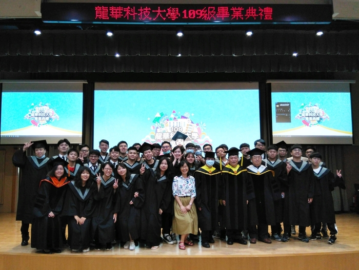 龍華科大今年由各系辦理小型溫馨畢典活動，師長受邀上台祝福並與畢業生合影留念。
