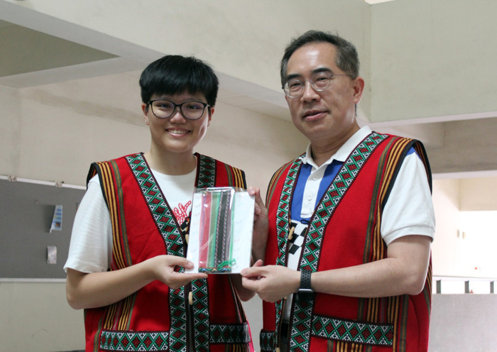 龍華科大原資中心主任王延年(右)，為原住民畢業生舉辦畢業歡送會。