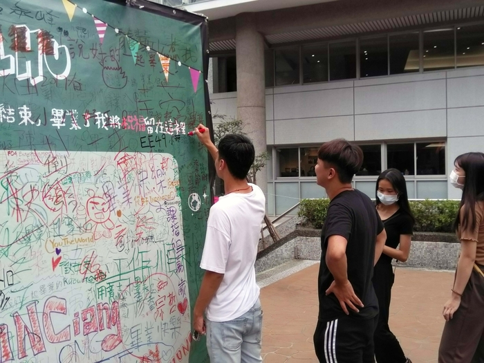 龍華科大畢典活動小而美，學務處設立留言看板，讓同學留下期許與祝福。
