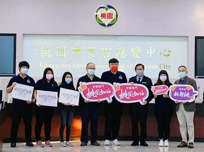 在地學子撐桃園，龍華科大師生支持桃醫前線防疫英雄，向他們致上崇高敬意。