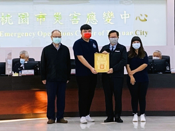 桃市長鄭文燦頒發感謝狀，對龍華學生會及師生表達高度肯定與感謝。
