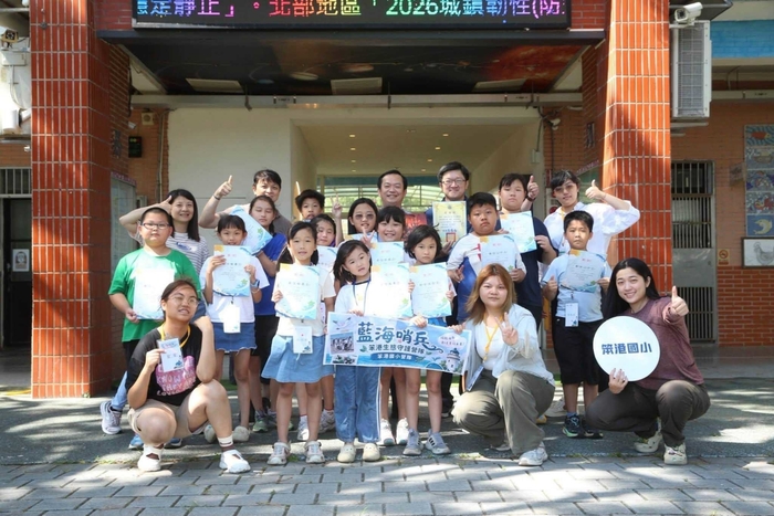 龍華科技大學USR計畫團隊攜手地方夥伴辦理為期三天的「藍海哨兵：笨港生態守護營隊」，與參與學童及工作團隊合影留念。