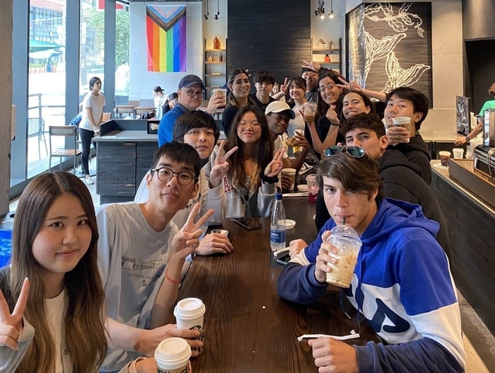 龍華學子於海外實習協助辦理國際學生課外活動，結交益友增廣見聞。